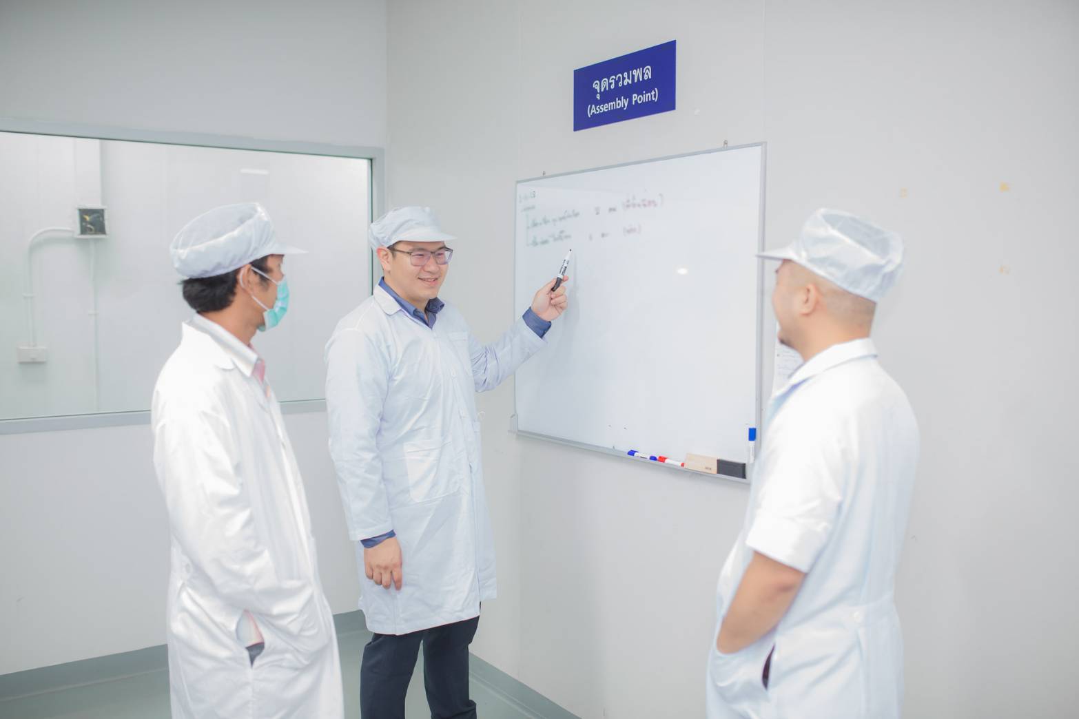 ทีมงานและแพทย์ VitaBiotech ในโรงงาน